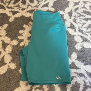 Alo High-waisted biker short teal